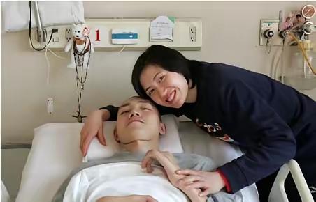 瘫痪前夫、再婚丈夫，两个男人同住一个屋檐下：周苏红这十五年，撕开了婚姻最真实的一