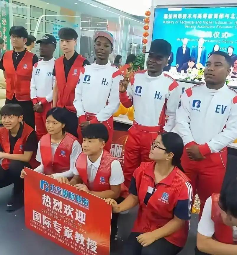 说起留学生，很多人第一反应是“花钱买教育”，觉得高校收了高价学费肯定赚。可现实