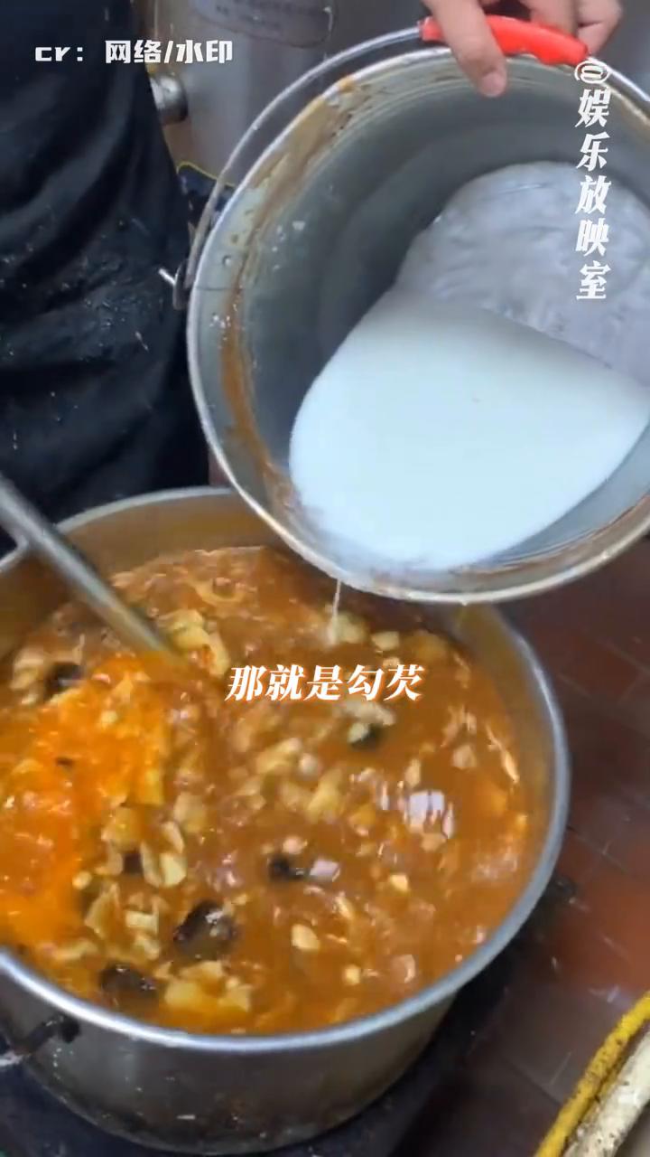除了做饭放糖，还有一个让湖南人觉得暴殄天物的做饭方式，那就是勾芡。都说湖南人做饭