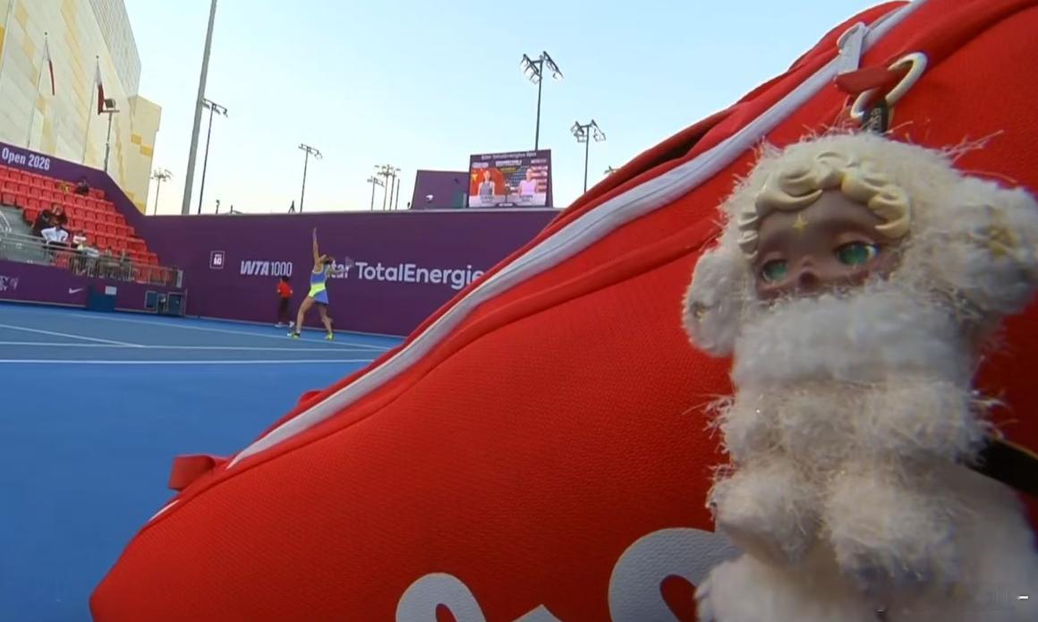 看完谷爱凌，开始看郑钦文！！！多哈赛复出首战~挂了个新包挂SP！谷爱凌挂的是l