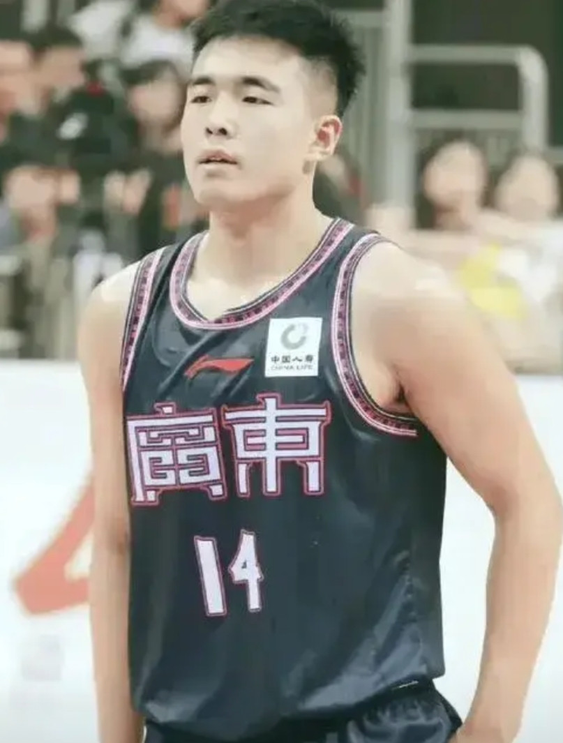 很多广东球迷看不明白，张文逸明明热身赛打得挺好的，怎么一到俱乐部杯赛就被打回了原