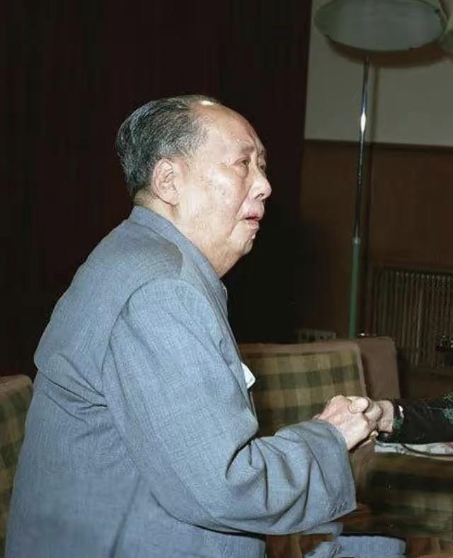 每次看到老人家晚年的模样，心里总是揪着一样难受。已经八十多岁的高龄，本该儿孙绕膝
