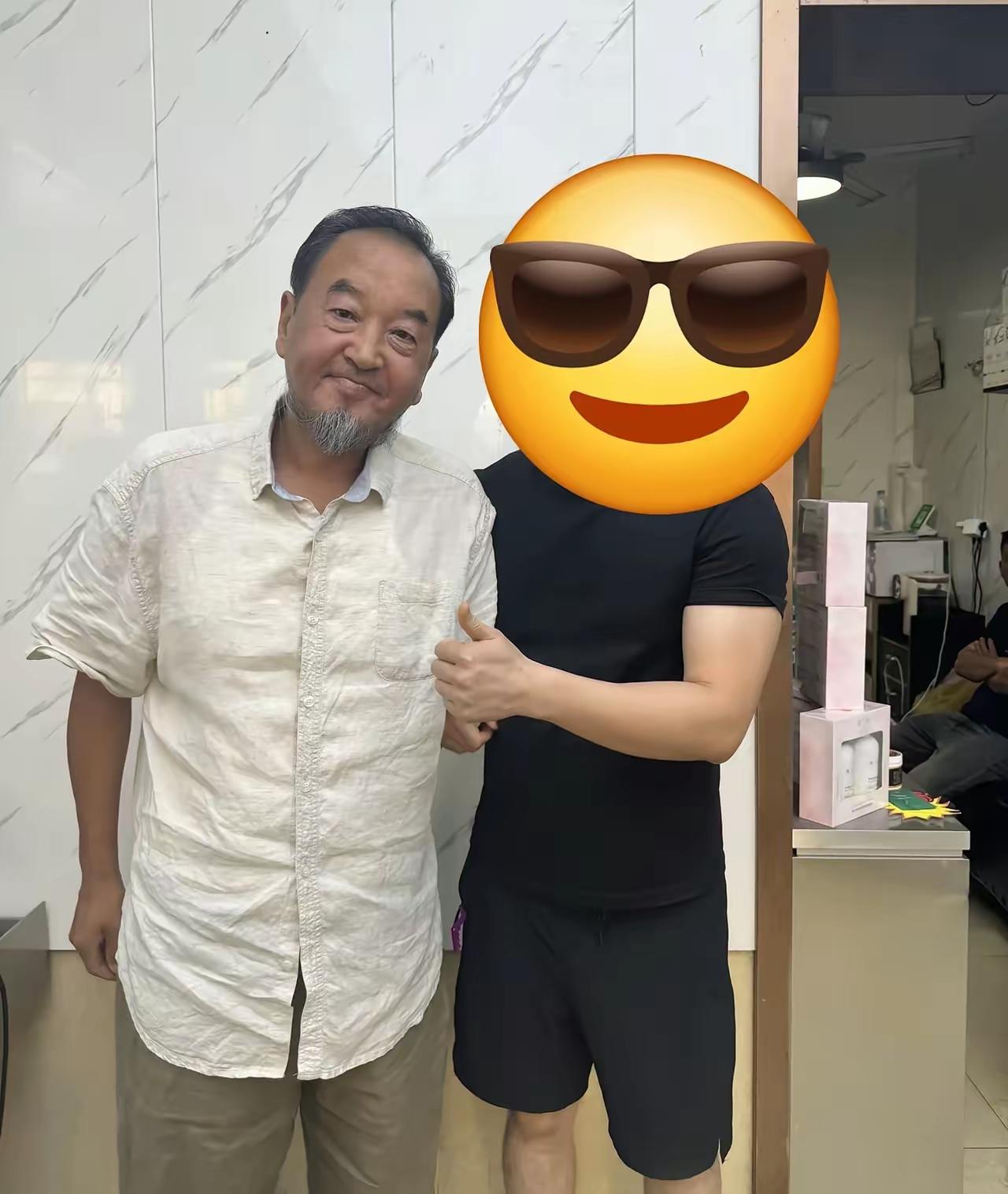 天呐，这形象也太离谱了，都认不出来了，留着胡子的老头是一位前主持人，你能认出他是