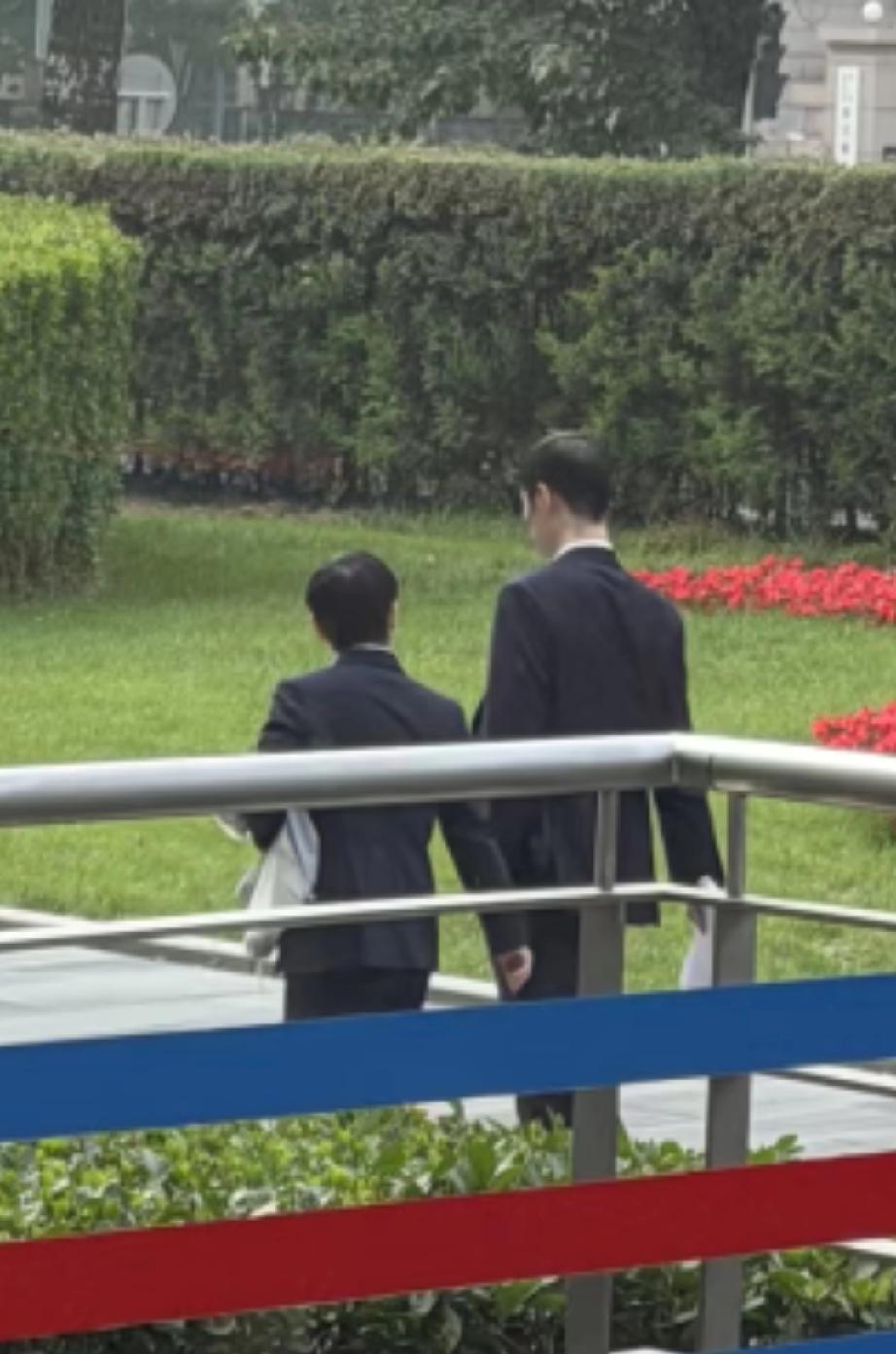 孙颖莎与王励勤今日现身国家体育总局，被偶遇。两人貌似刚开完会，从体总大厅走出。