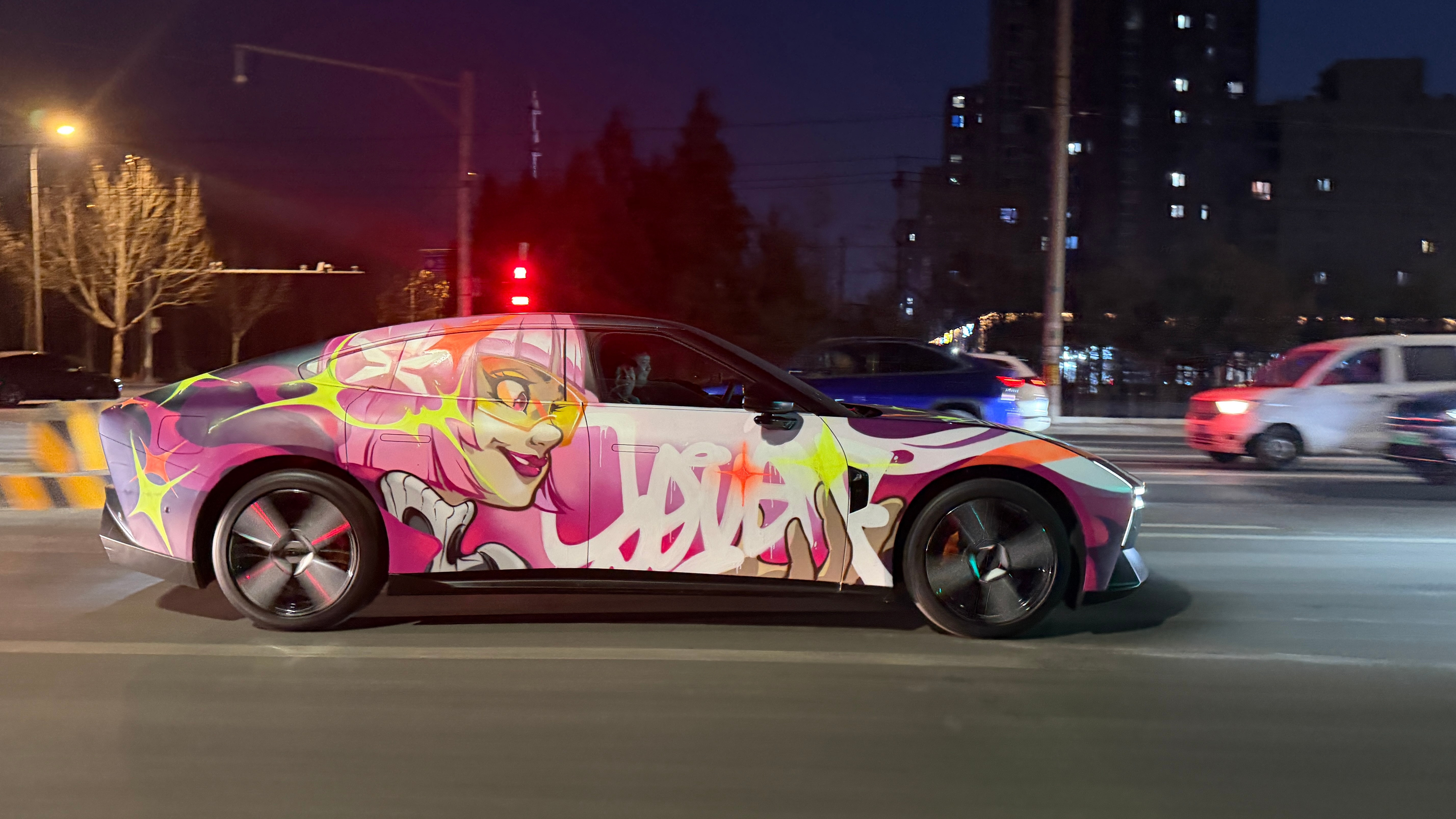 和姐们出来吃个饭饭，一看这车怎这么眼熟呢