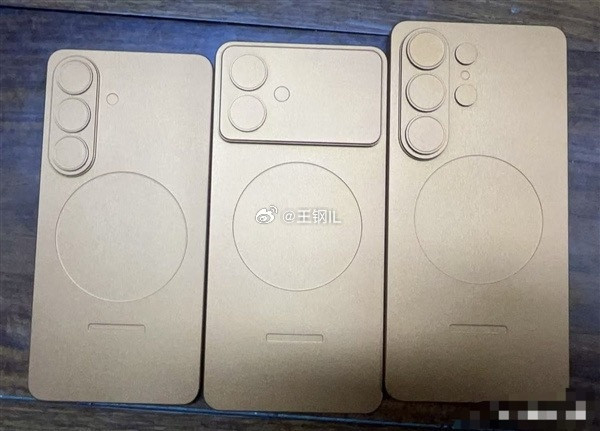 三星原型机撞脸iPhone有博主在社交平台晒出三星GalaxyS26系列原型机