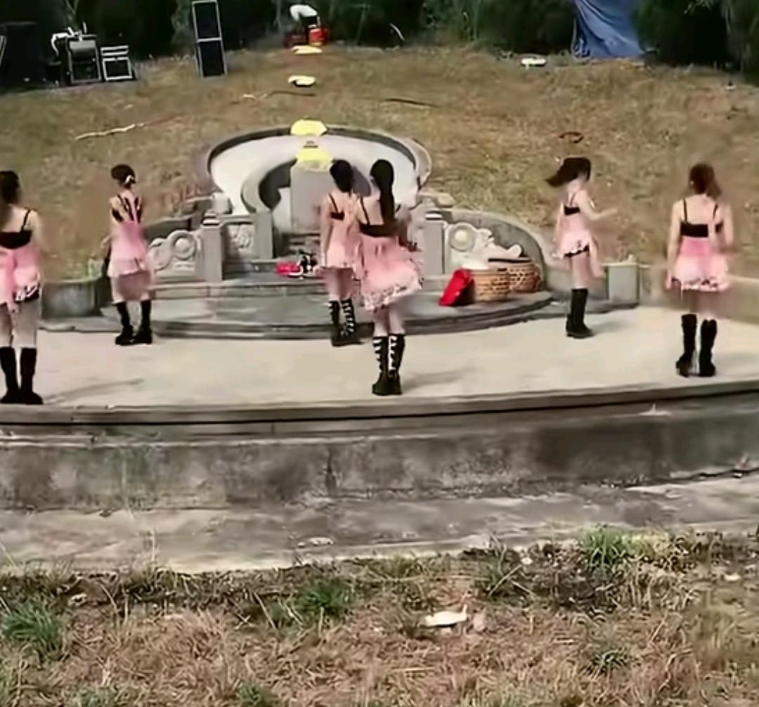 你以为男人挂墙上就老实了？不不不，就算噶了也不老实，不信你看，这不今天清明，有