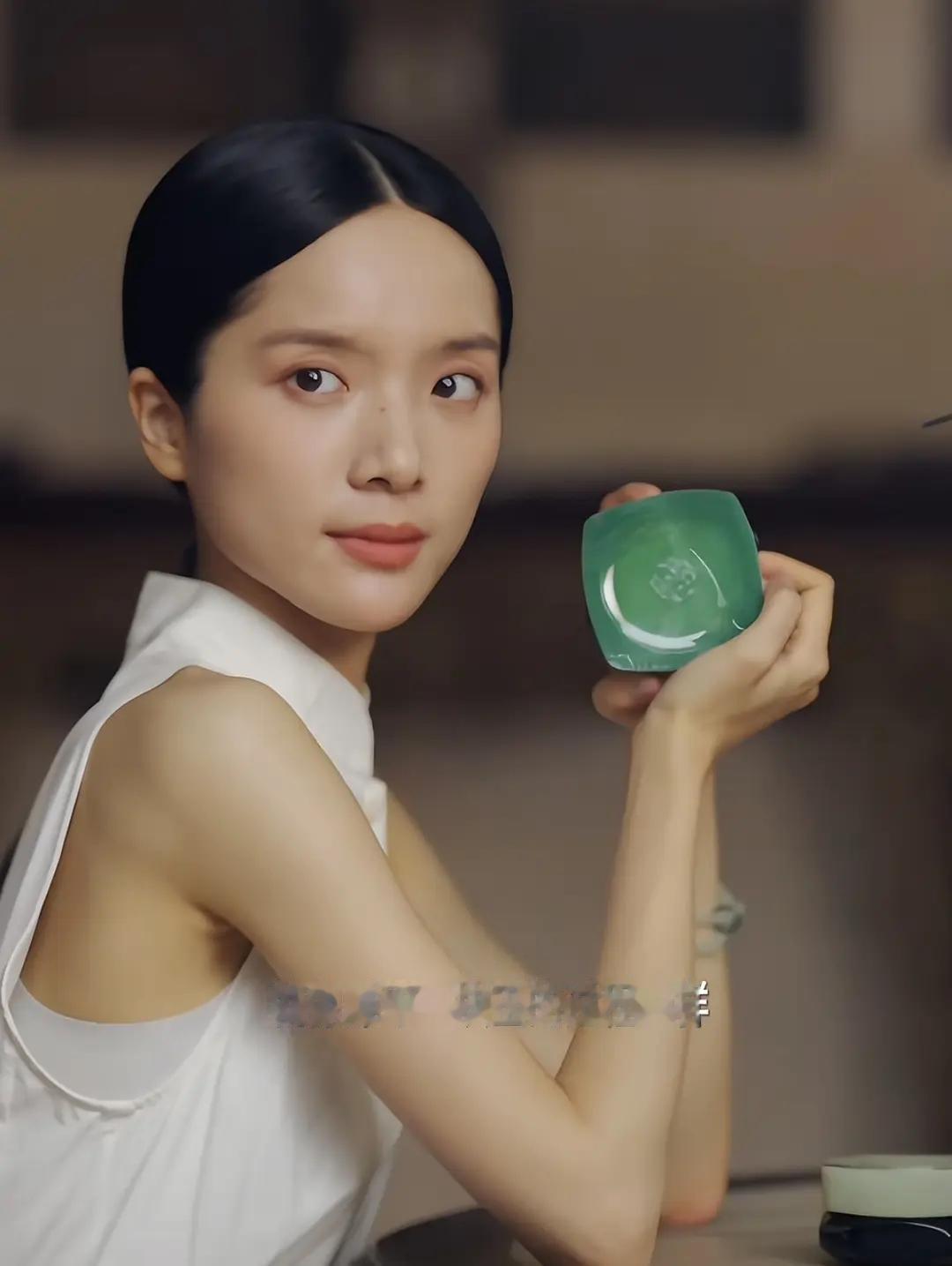 《阿嬷的情书》的女主李思潼的妆造团队，完全不懂扬长避短啊，这个发型太不适合她了。