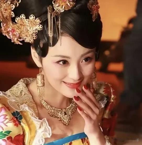 胡太后把毒酒端到19岁的皇帝元诩面前，元诩不喝，胡太后硬生生灌了下去，冷笑说：“