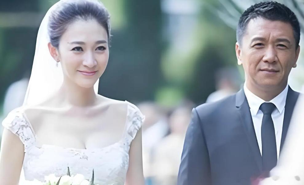 李小冉被曝去年已离婚李小冉的性格好慕强啊。近几年李小冉与老公制片人徐佳宁几乎没有