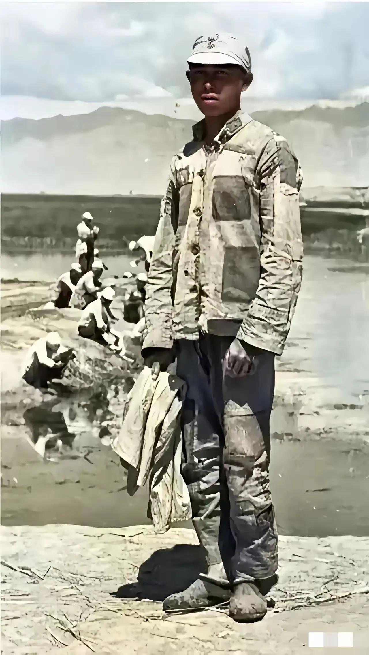 抗战时期真实的八路军军装和鞋（图一）与影视剧八路军军装（图二）简直天壤之别，看到