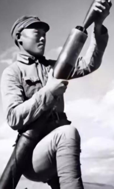 1945年，在山上休息的迫击炮手陈宝柳，忽然发现30多个日军和几个女人，正在不远