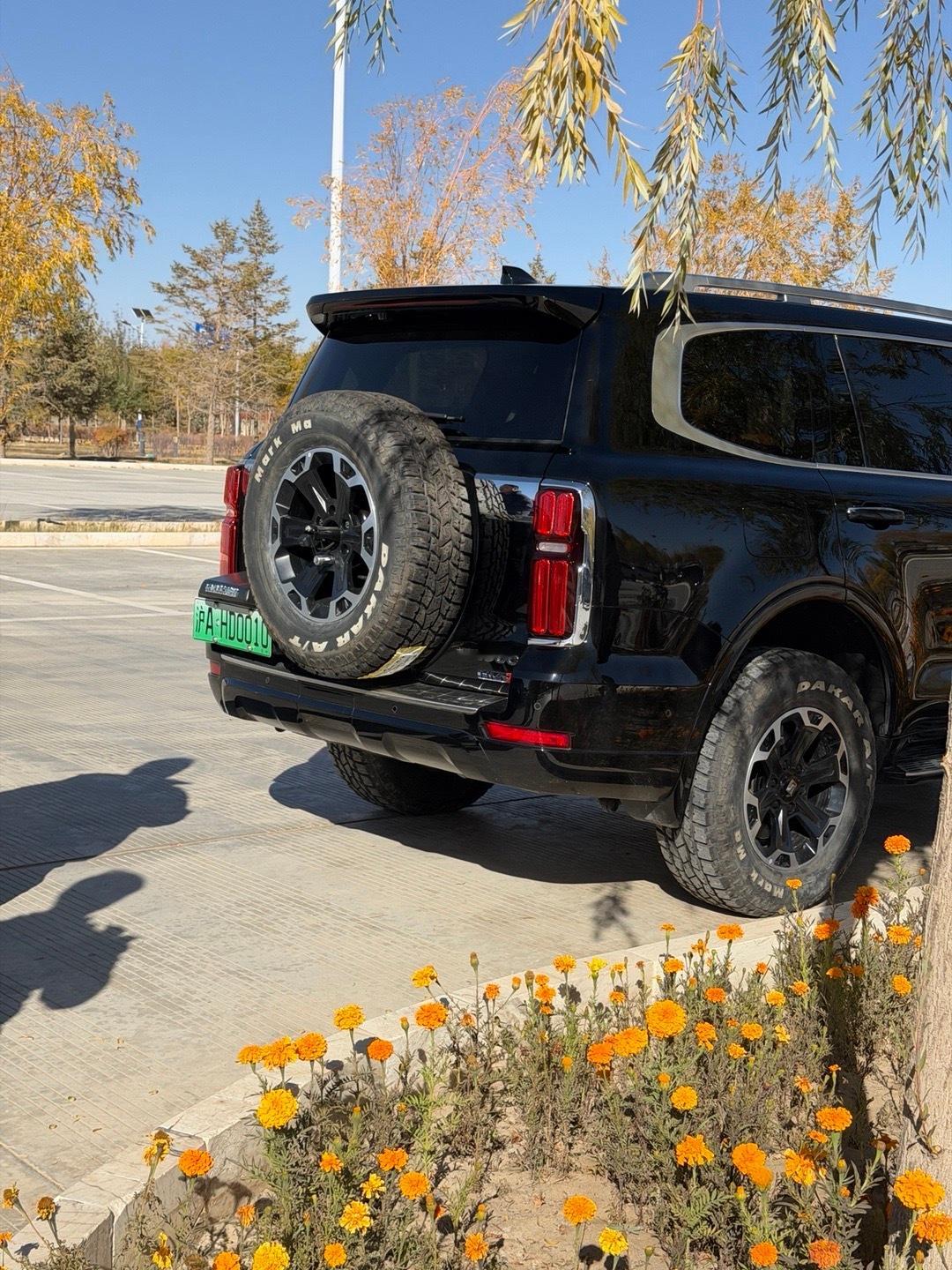 到达格尔木！嘿嘿，看我们酷酷的坦克500🚗谁的live解说这么可爱～[墨镜]