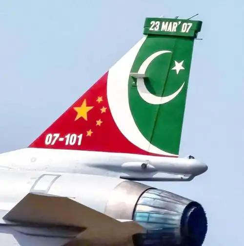 ☁巴铁彻底服了。 过去巴基斯坦买西方战机，本想靠先进装备增强防空，却被