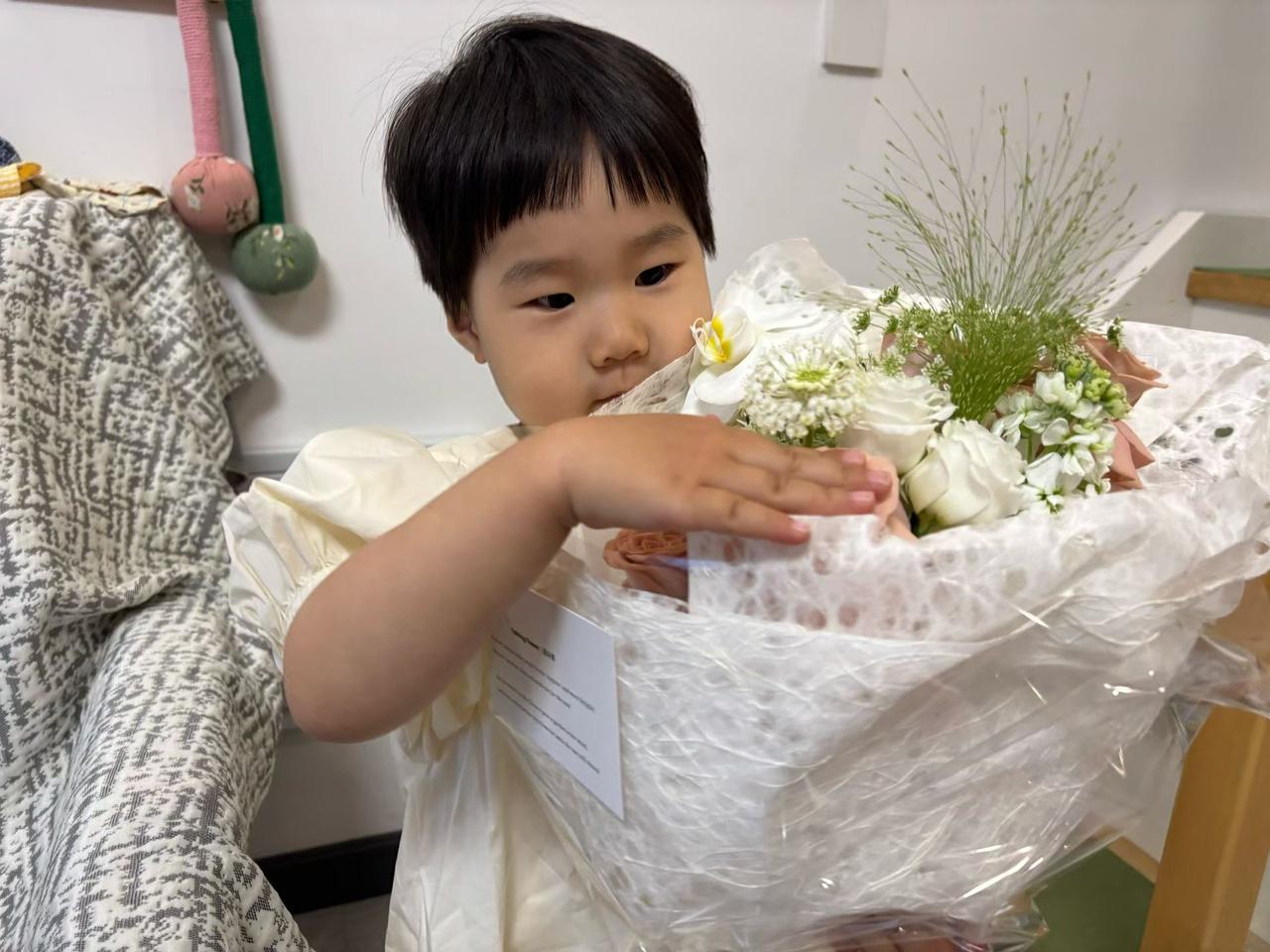 小宝贝与美丽花束的温馨瞬间🌸💕