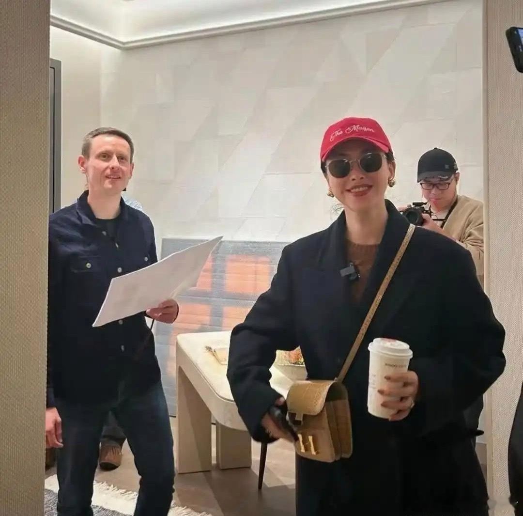 41岁朱珠在北京朝阳区看房，她的打扮时尚，身材好苗条，本人真的很漂亮！她去看的是