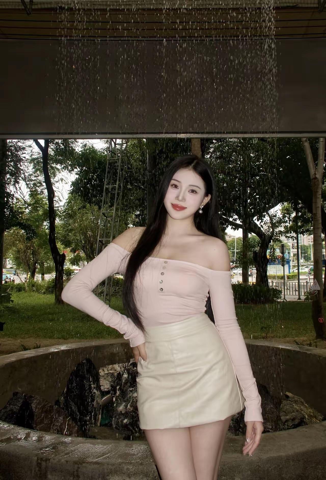 雨幕静处水线从高处垂落织成半透明的帘裹住室内的暖光浅粉的肩线露在空气