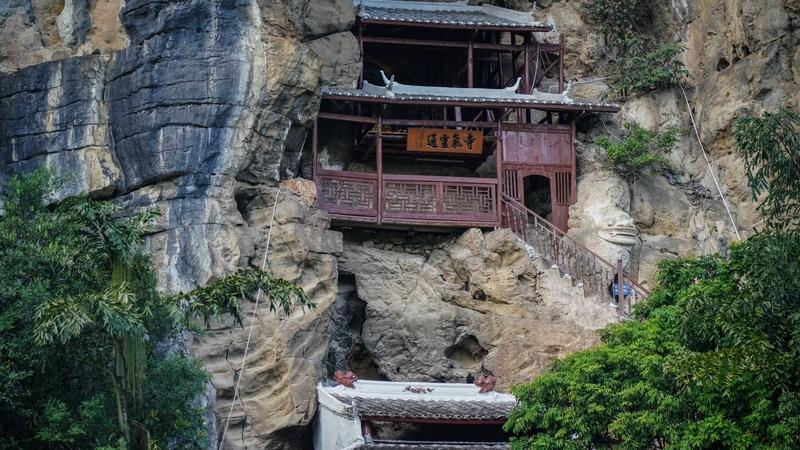 关于《红楼梦》是哪个朝代的故事，众说纷纭。从考证来看，它最早出现在18世纪中叶乾