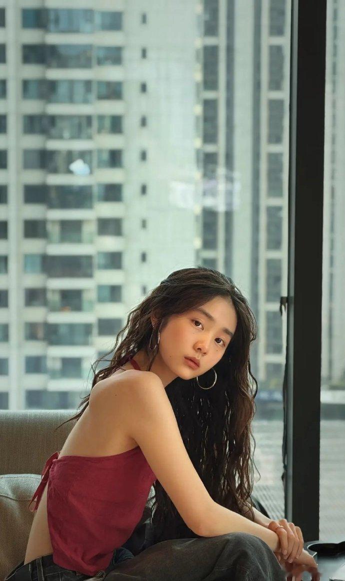 她才是苦相，硬说成忧郁文艺。​​​
