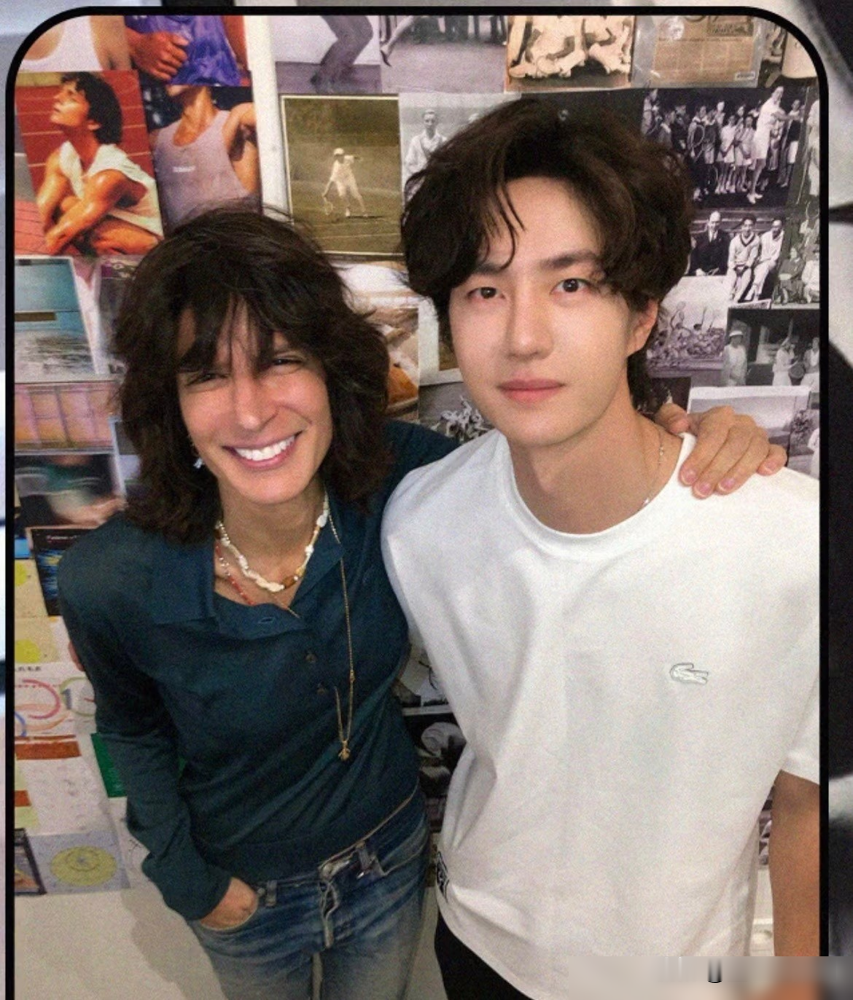 巴黎一堆镜头怼着脸拍，王一博连头都没偏一下。10月4号LACOSTE大秀，他穿的是还没发布的超季款，