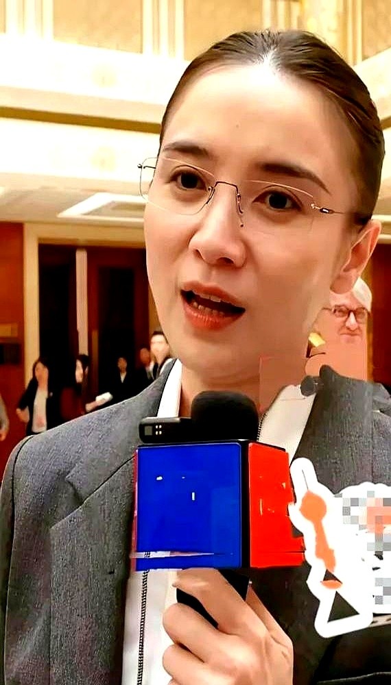 2026年横店连群演都在打牌，剧组开机率直接砸穿到三成。杨天真盯着宋佳问，大半年没进组，你慌不慌。宋