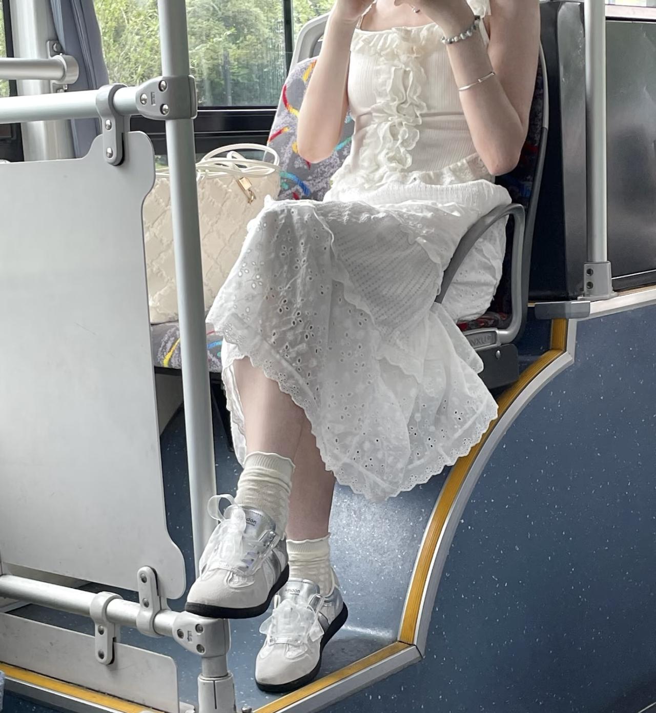 公交社死现场坐公交时一眼沦陷前排小姐姐的穿搭，从内搭到鞋子都长在我审美上！但本