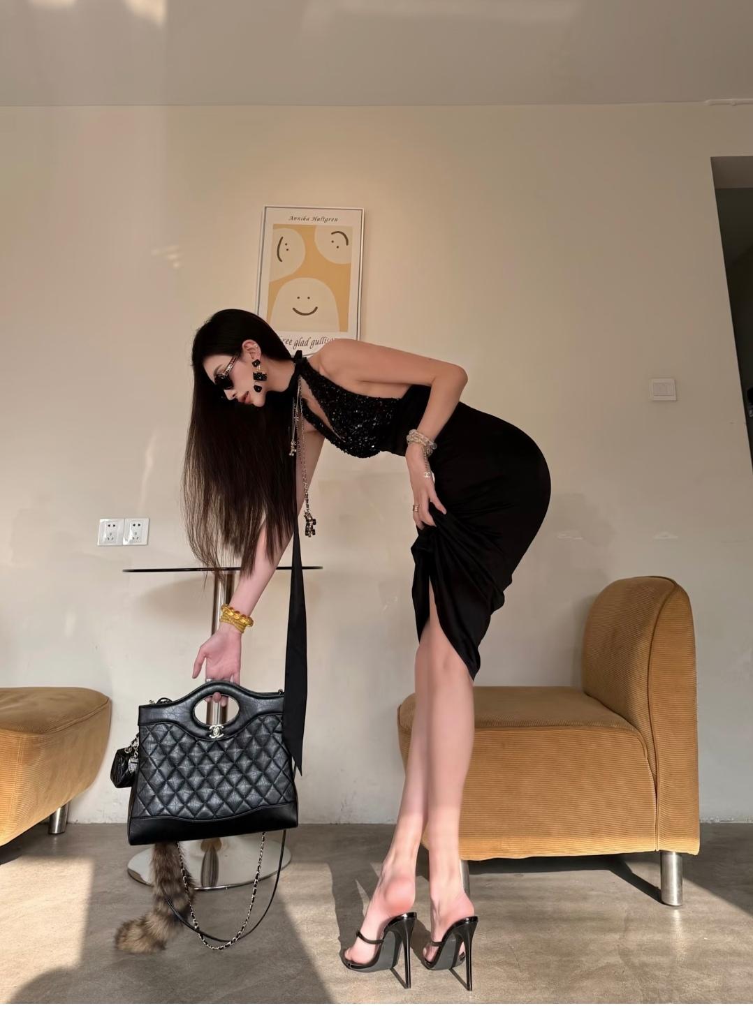 身材好就算了，连脚后跟都那么粉嫩。