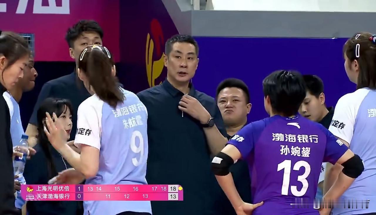 天津女排危险了！主教练陈方竟然完全采纳了天津球迷的意见！作为天津女排主教练、昔日