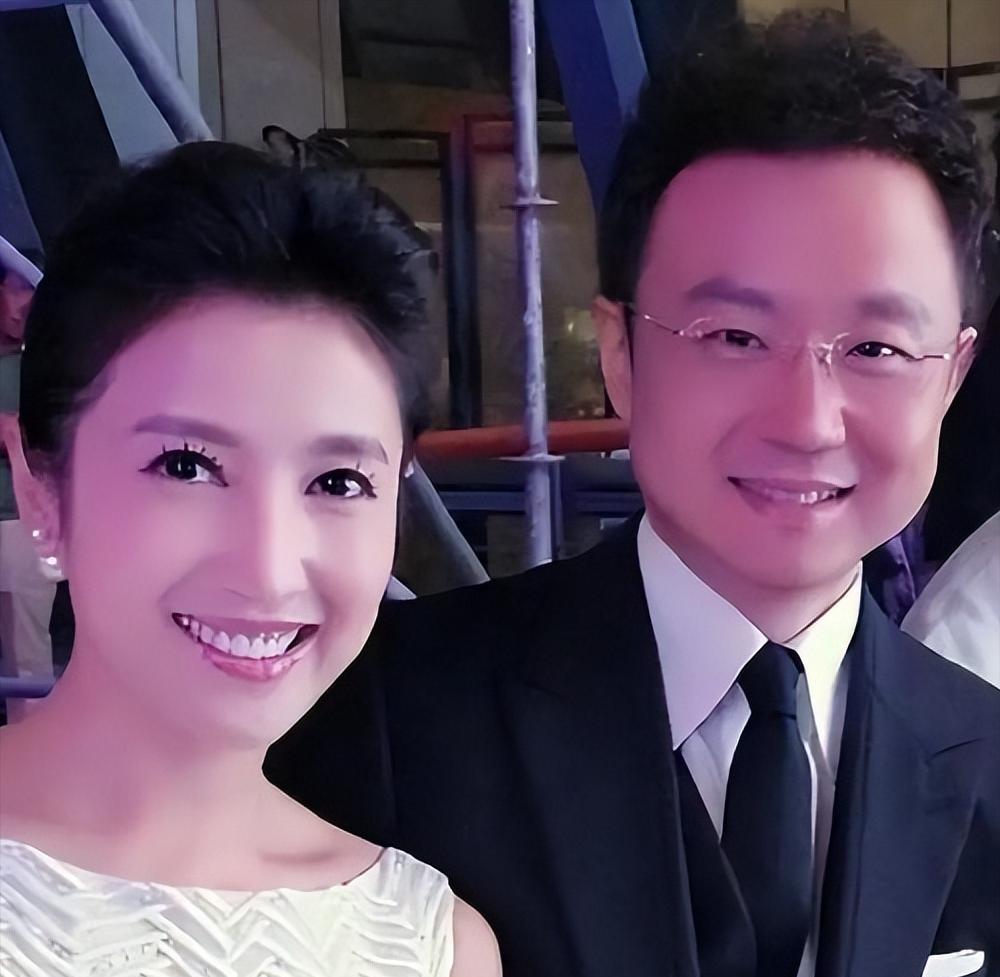 著名主持人刚强向春妮求婚，春妮说：“结婚可以，但我要丁克，我不会给你生孩子的。”