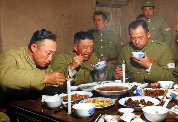 这张照片拍摄于1948年11月淮海战役期间，是美国记者西默·托平记录下的国军13