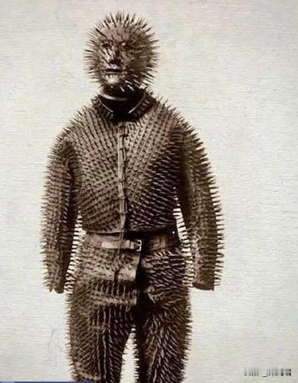 西伯利亚“防熊服”这是19世纪西伯利亚人的狩猎装束，当时的人们穿着它打猎、捕