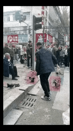 男子高价卖狗未果恼羞成怒当街摔死小狗。这个黑衣男子牵着小狗到狗市想卖了换点钱，谁