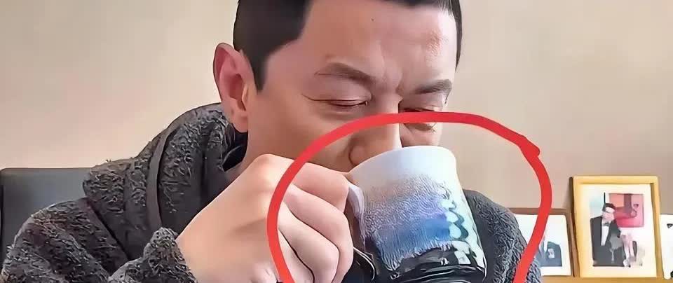 李亚鹏的杯子我去查了一下，果然不知者无罪，万万没想到，李亚鹏的杯子竟然价值二三百