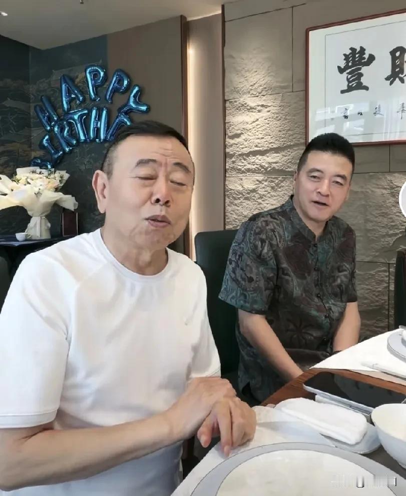 有人说，也不知道魏三怎么想的，不拜赵本山，而去拜潘长江为师。其实你以为魏三不后悔