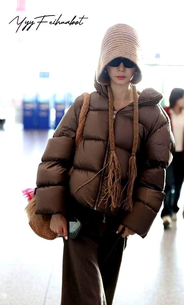 戚薇的脸被说松弛，她反而大大方方展示给你。10月巴黎时装周，戚薇穿金色吊带裙