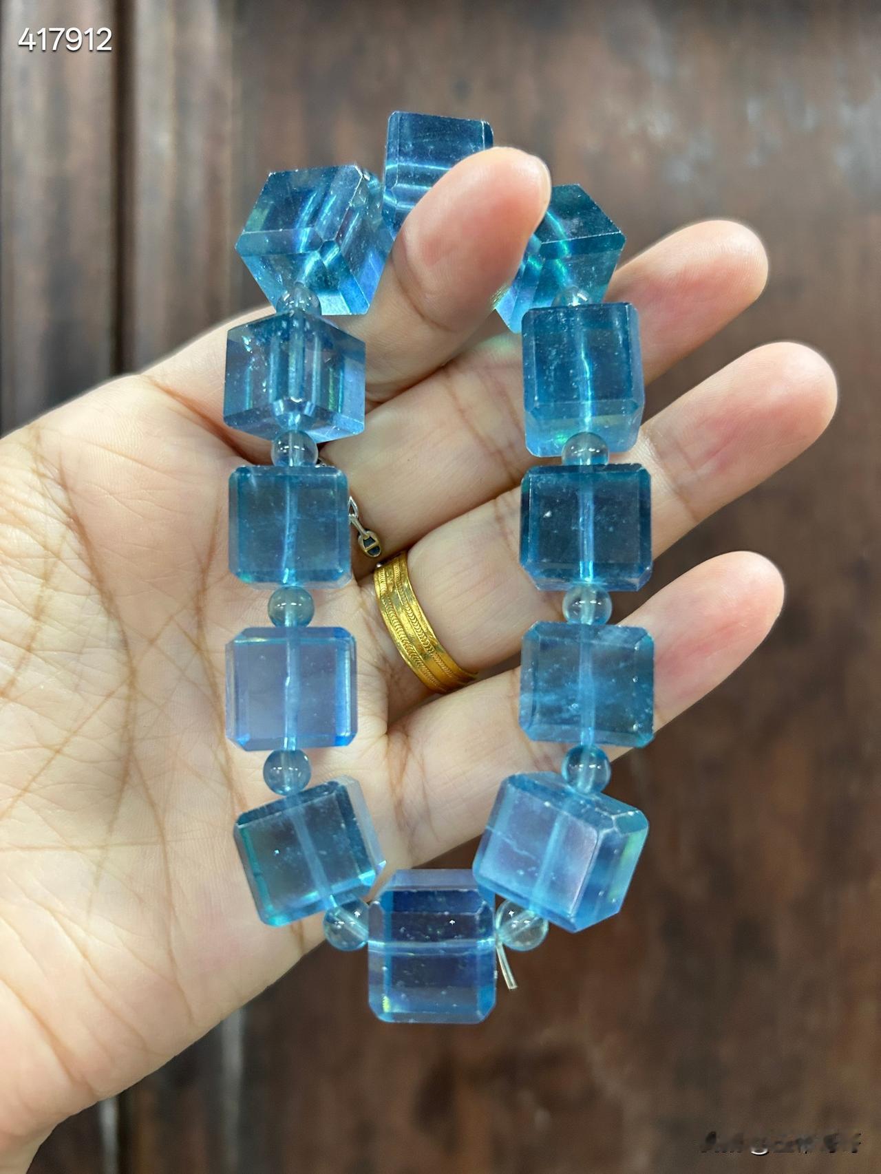 海蓝宝方糖手串，颜色浓郁漂亮，晶体干净！尺寸：长宽高1.3cm重：