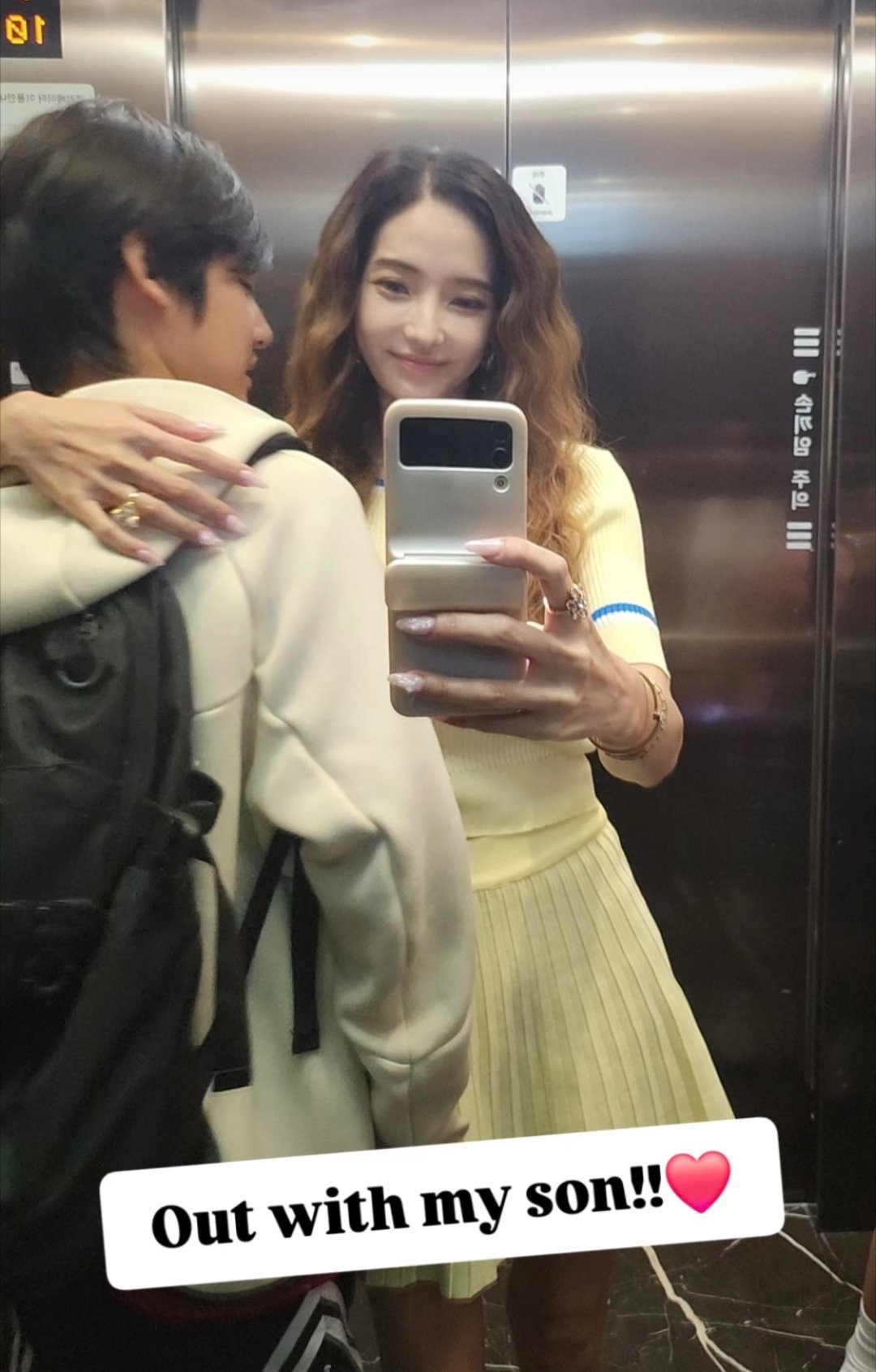 韩彩英晒和儿子的同框照，儿子很帅呀，侧颜像妈妈。