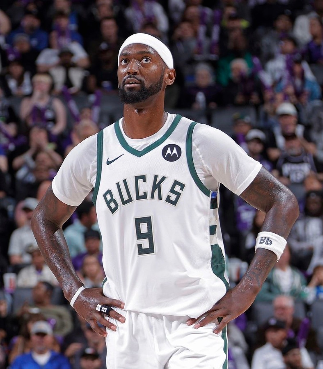 Shams：在本赛季早些时候的一次雄鹿队训练中，鲍比·波蒂斯对队友大发雷霆：“这