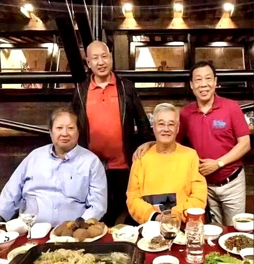 2015年，洪金宝去东北拍戏，突然接到了赵本山的电话。赵本山把他行程摸得一清二