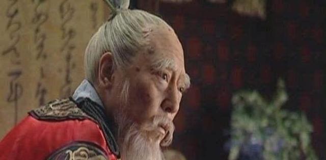 1562年，严嵩倒台，徐阶取代他成为首辅，徐阶之子劝道：“爹，当年严嵩处处欺压您