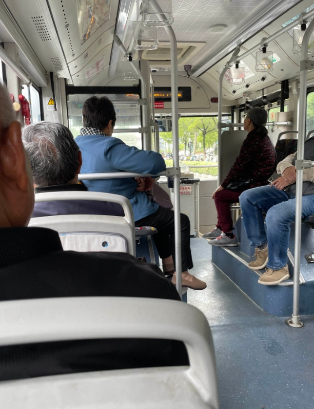 经常乘坐公交外出，看到公交刷卡的有几种人：第一类人，扫手机码上车，多数都是年轻