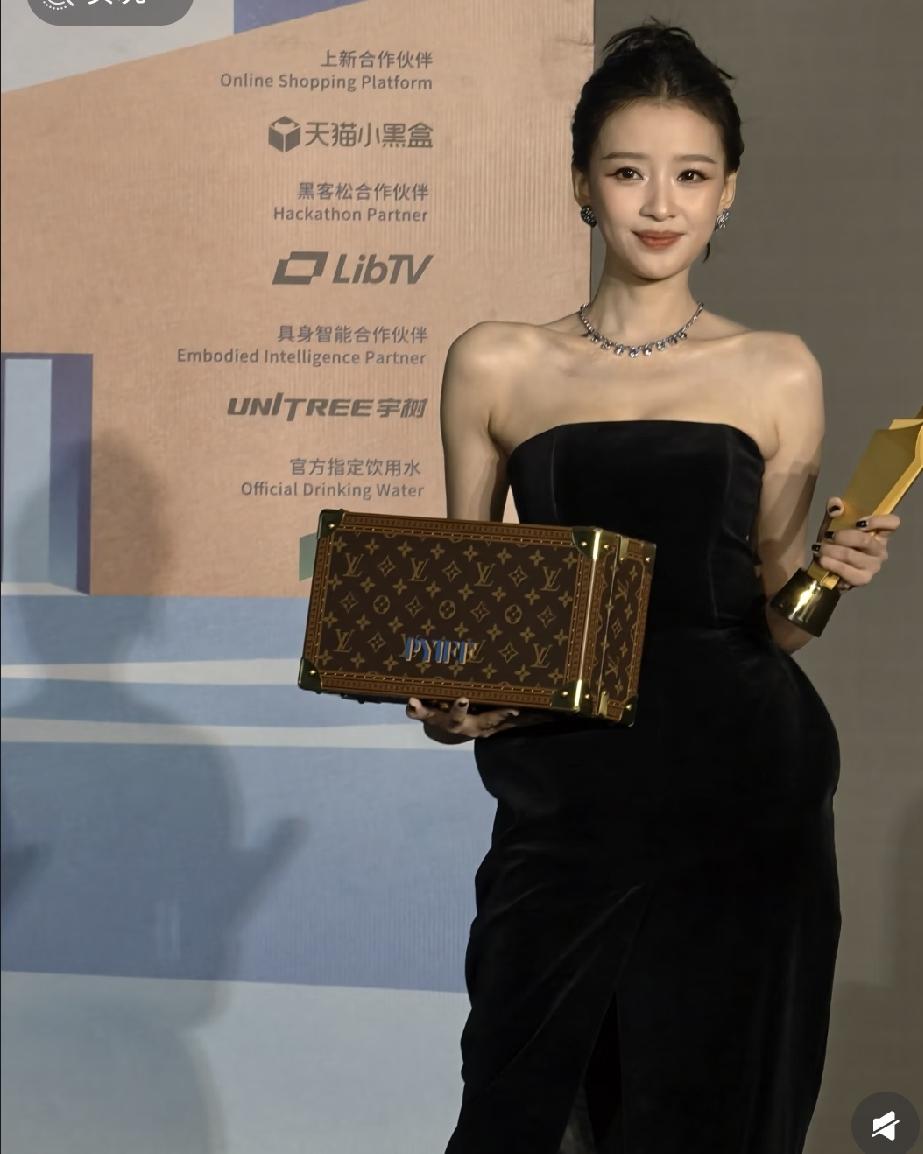 孙怡近日要火起来了吧。她得了平遥最佳女演员奖，从她不当北京儿媳妇后，就有大女主