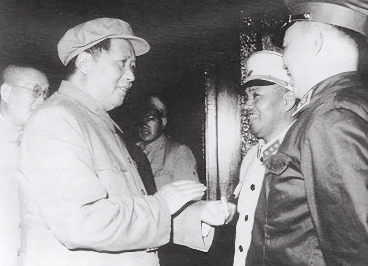 1973年，毛主席和许世友下棋，主席上来先走老将，许世友懵了，问道：您是