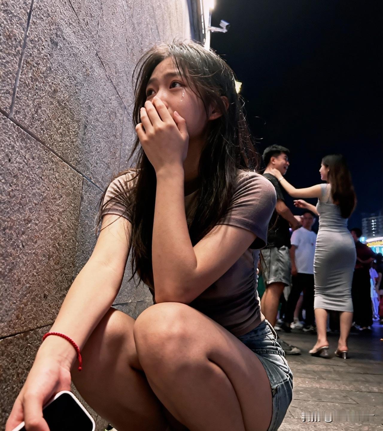 夜深人静时，独坐思量间。