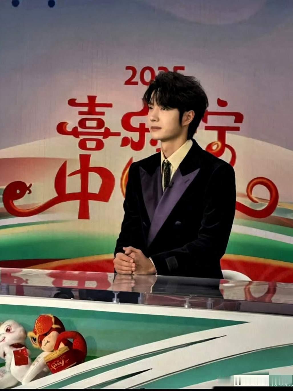 央妈逗王一博当着镜头把王一博从头夸到脚，细数他唱跳演主持样样行，追问还能干嘛，酷