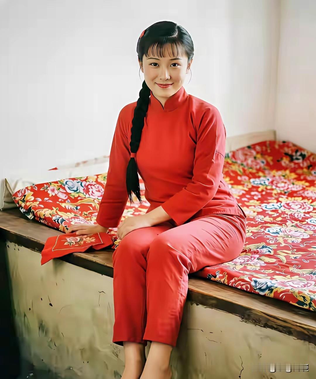 七十年代新娘旧影。红花被褥、土坯大炕、木炕沿，满是岁月印记。只是画面少了一样当年