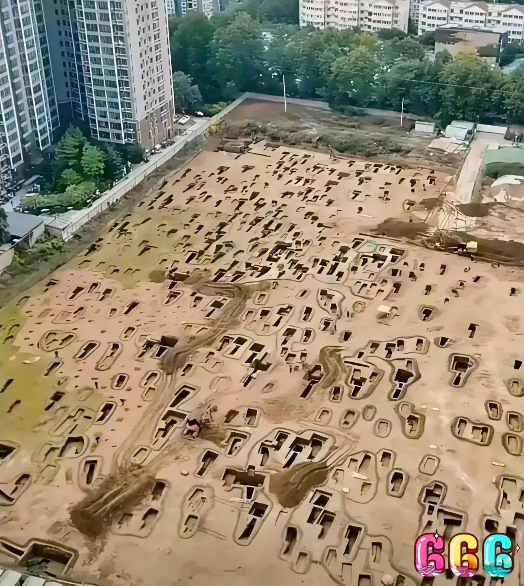 某开发商打算开打地产，没想到，地下惊现一片墓葬群，听考古学家说，全部开挖完需要三