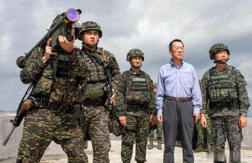 台军向伪防长顾立雄展示新到货的“毒刺”便携式防空导弹​​​。烽火问鼎计划​​