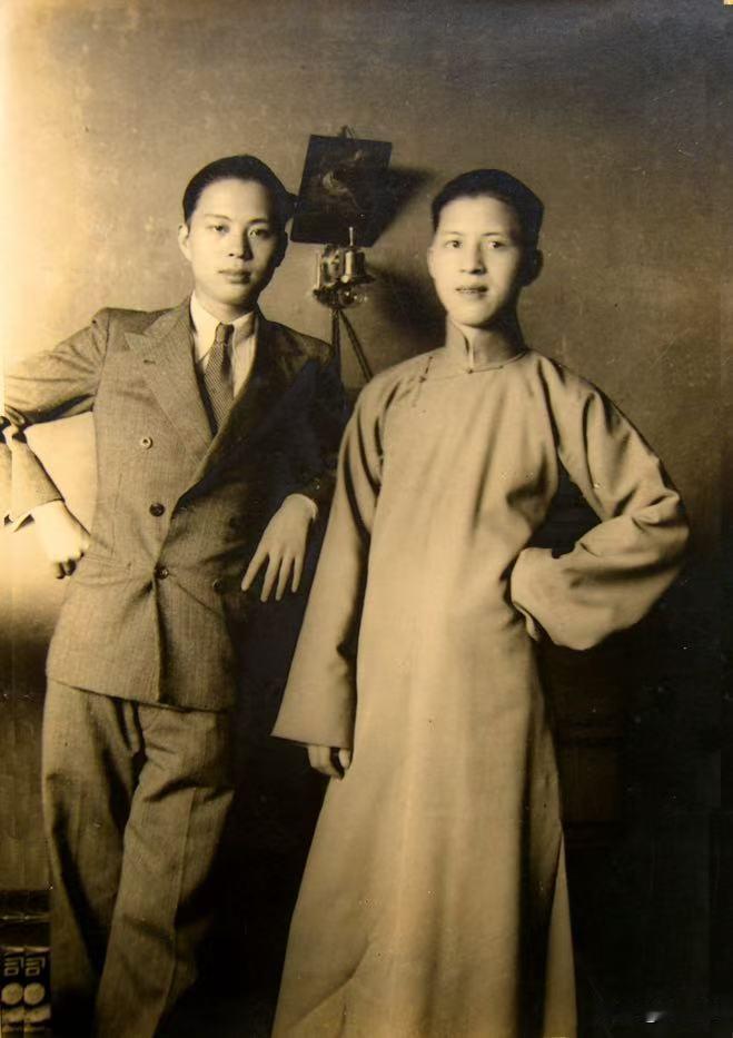 1949年5月27日，上海全境解放，地下市委书记张承宗向军管会移交了一套30册的