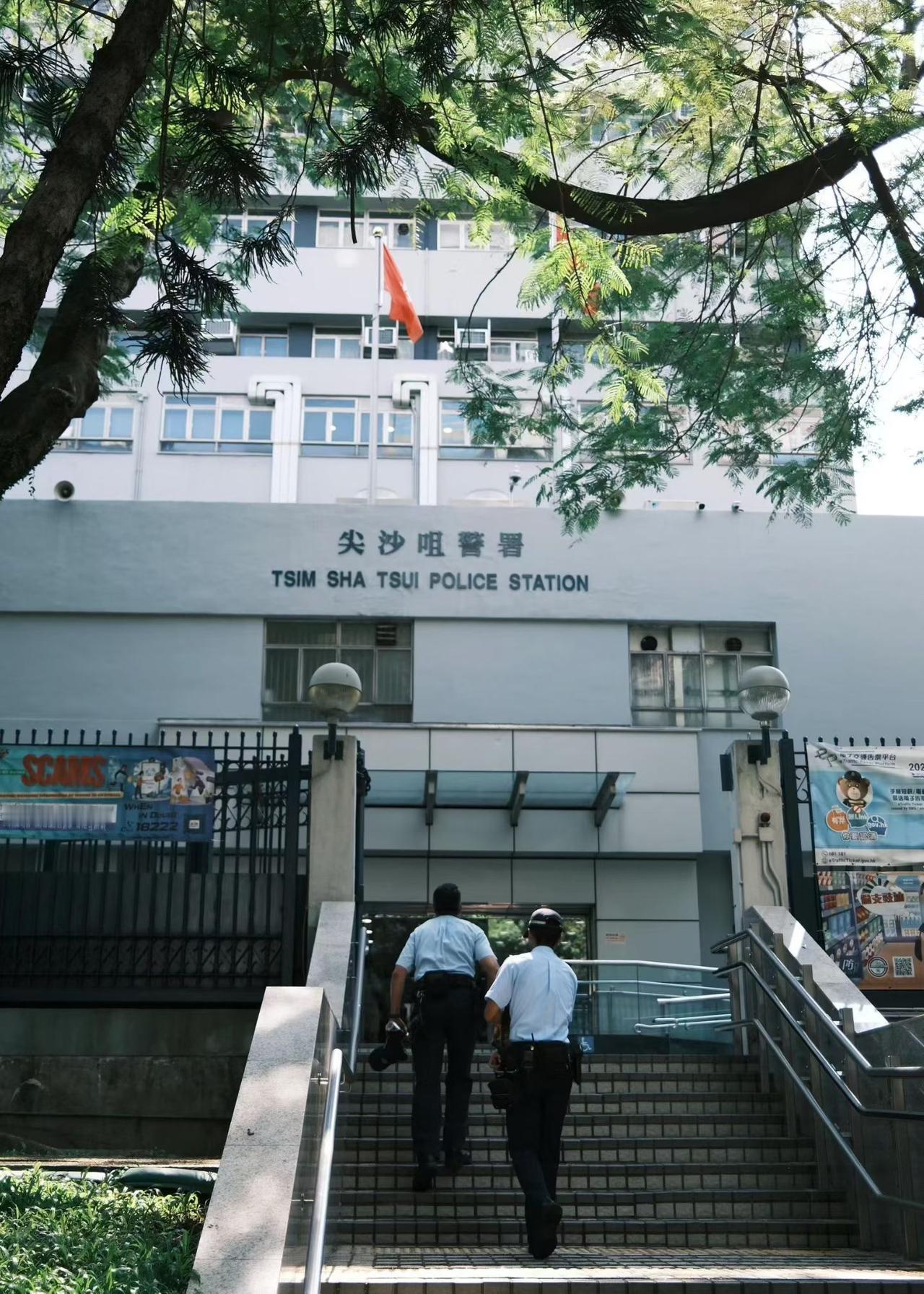 夏日生活打卡季高楼街巷交织烟火，警署、老街、双层电车，每一处街景都藏着香港独有的